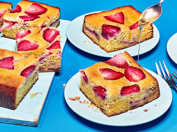 Strawberry cake with honey.