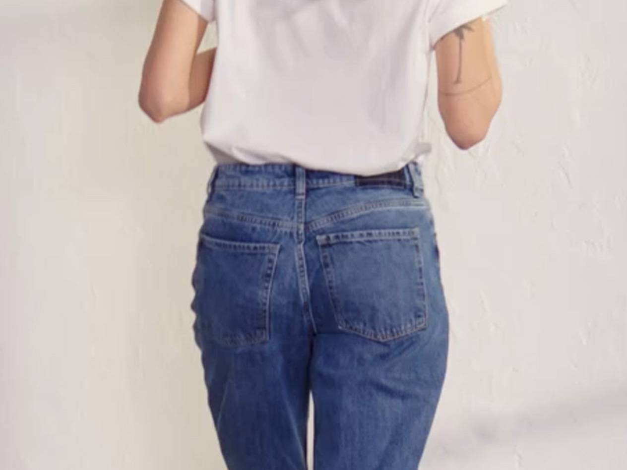 Jeans and white t-shirt.