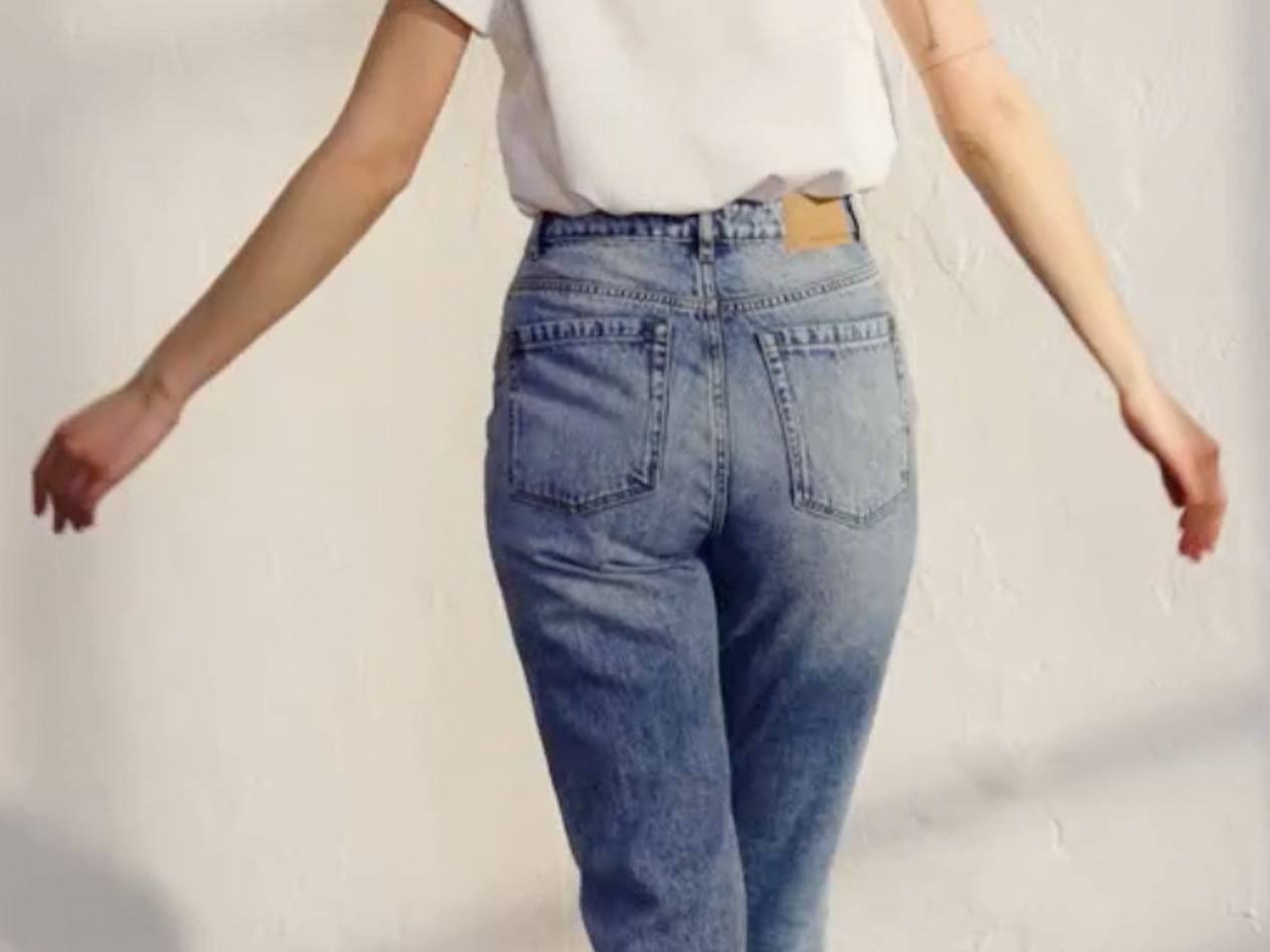 Jeans and a white t-shirt.