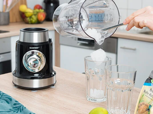 Severin blender and glasses with ice.