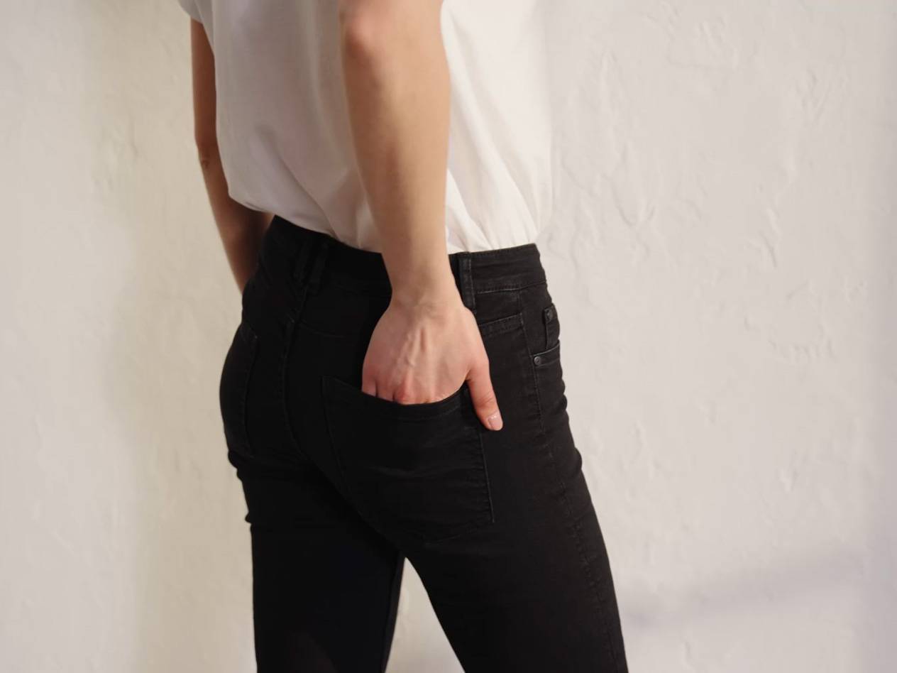 Black jeans and white shirt.