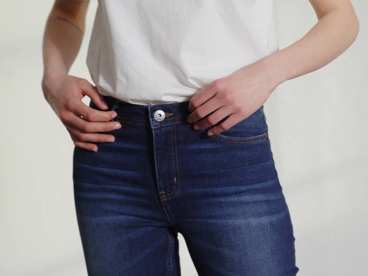 Jeans and a white shirt.